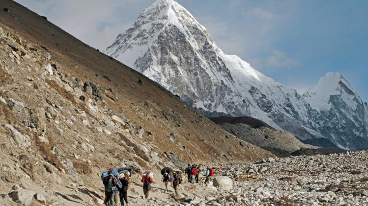 WHAT ABOUT. Massatoerisme na corona: hoeveel mag een blik op de Himalaya kosten?
